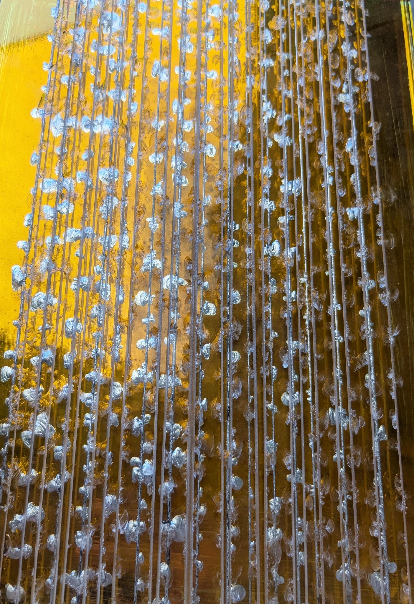 Specchio giallo scolpito e foglia d’argento