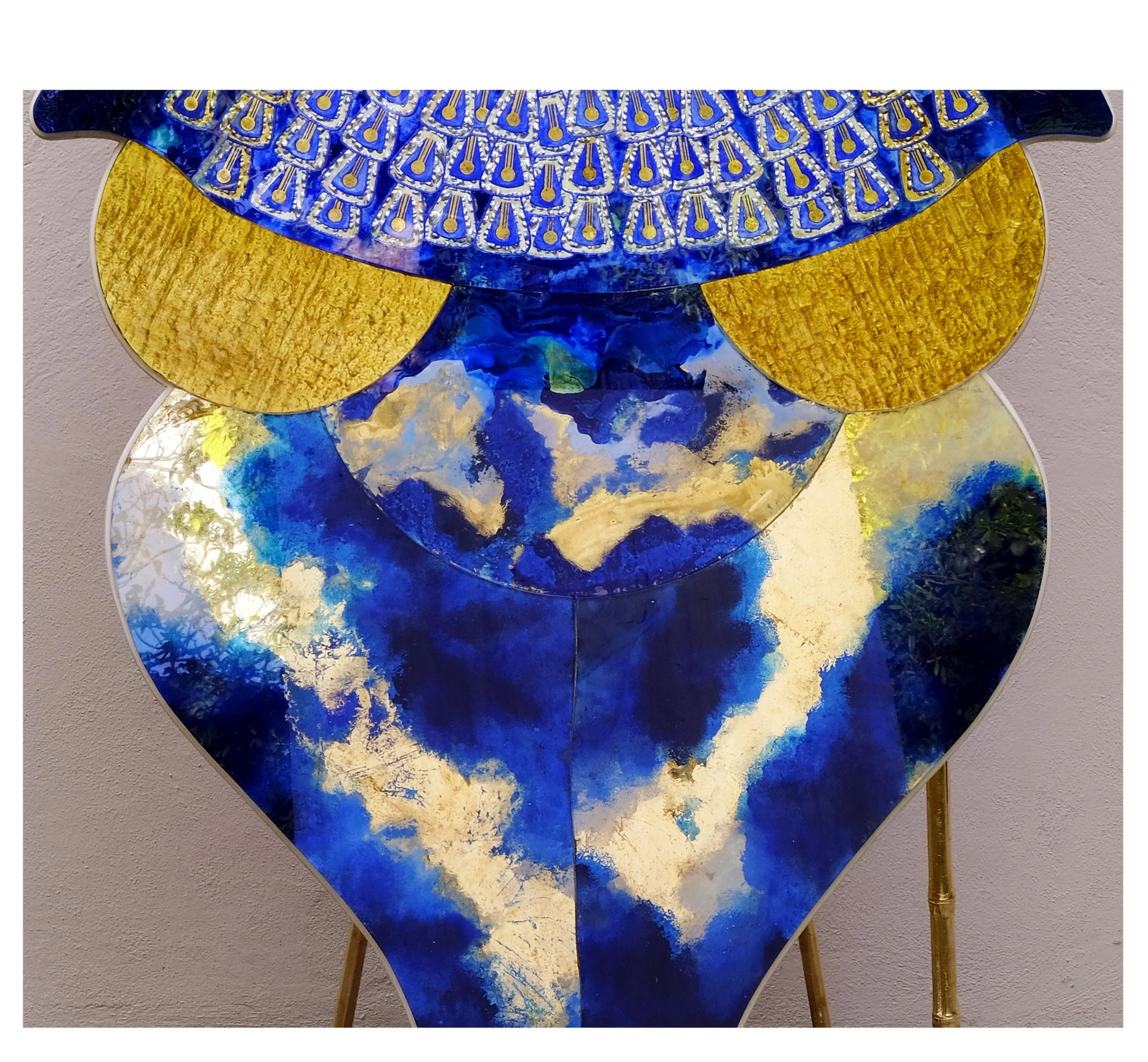Guerriero 1, dettaglio del vetro blu e oro