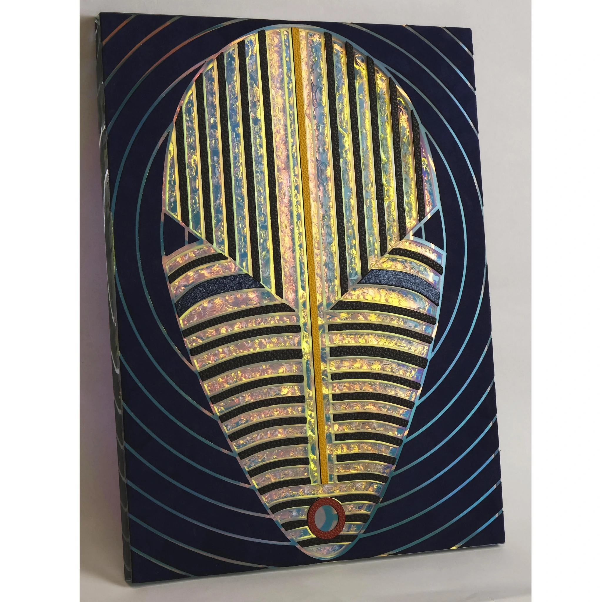 Opera blu e oro con motivi geometrici e riflessi iridescenti