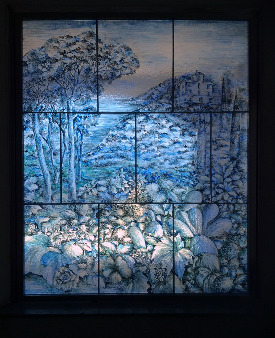 Vetrata dipinta con paesaggio, alberi e architettura