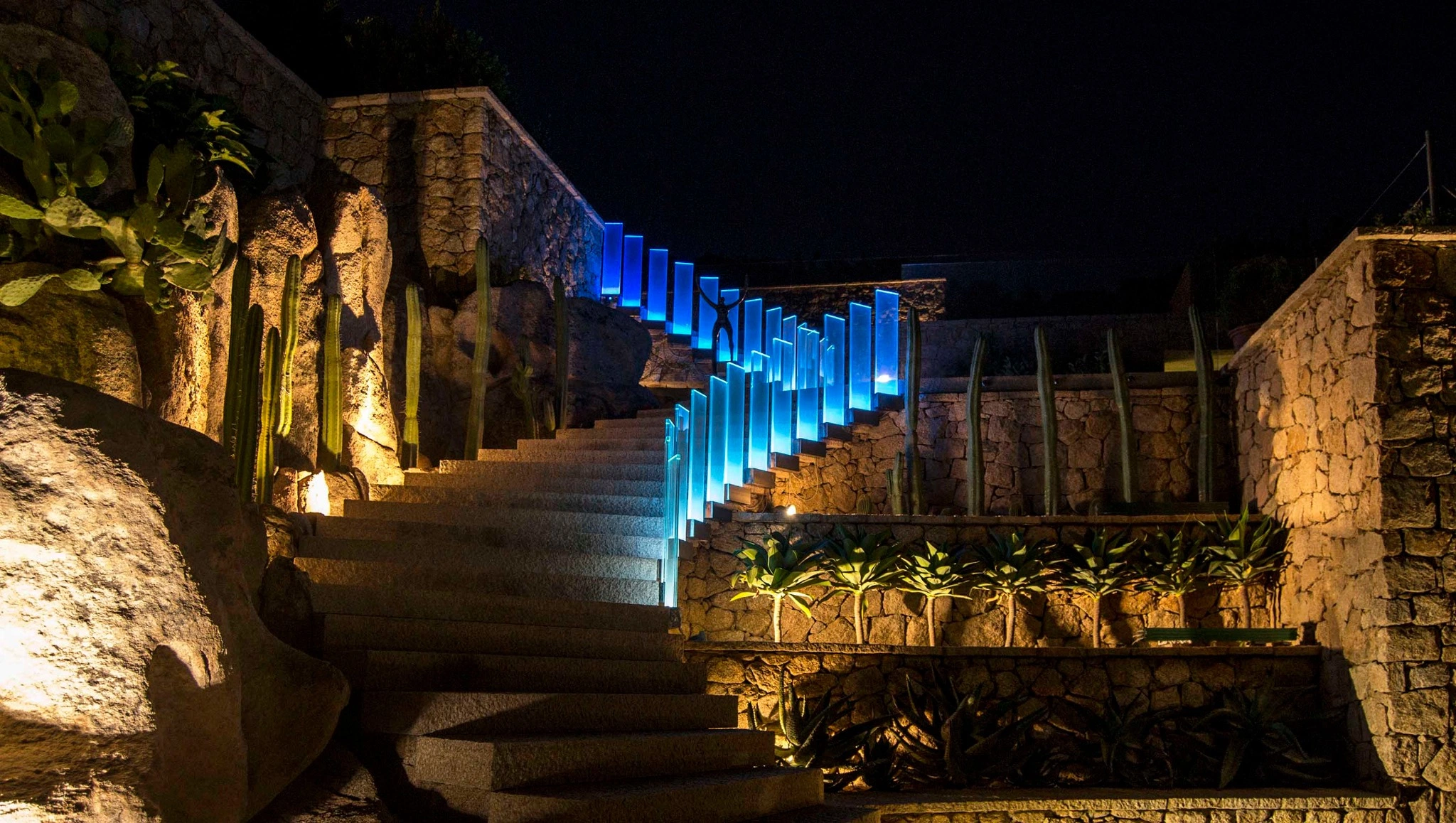 Scala illuminata di notte
