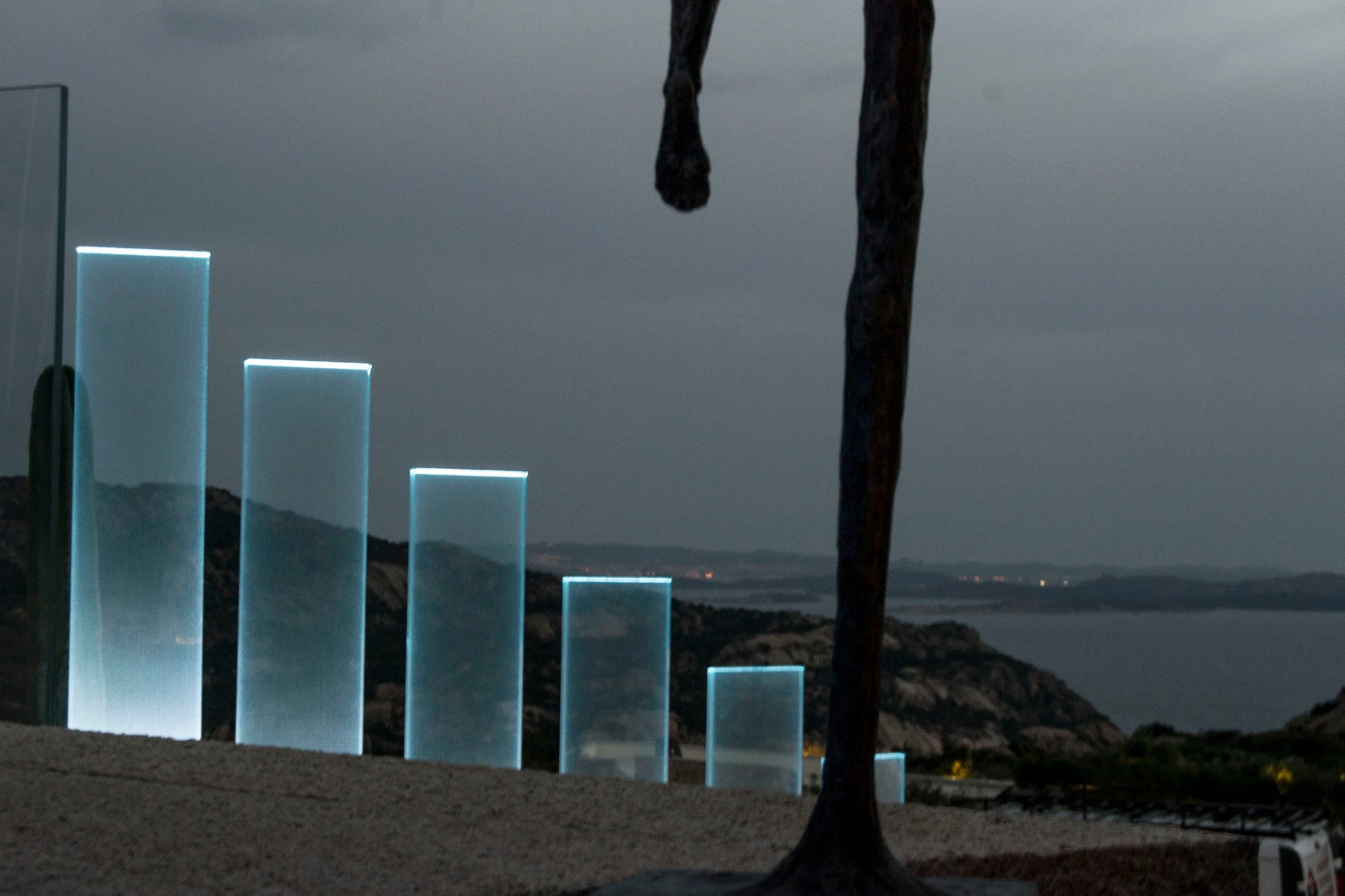 Dettaglio della scala in vetro illuminata