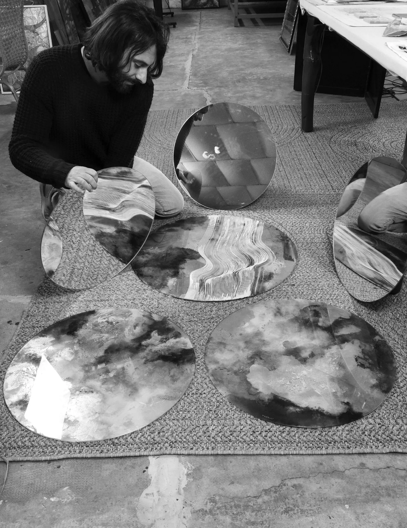 L'artista al lavoro con opere circolari