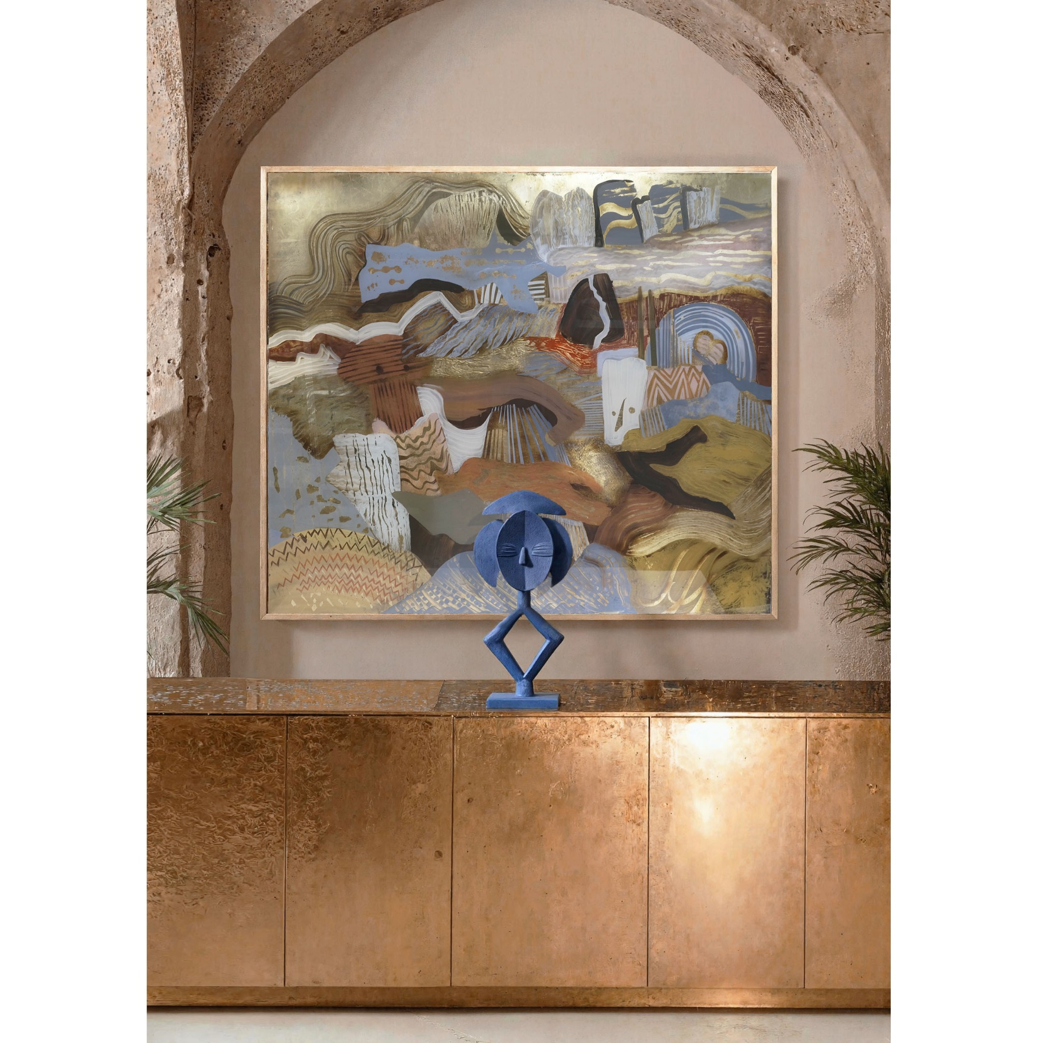 Opera astratta di Luca Turelli ambientata sotto un arco in pietra, con scultura blu