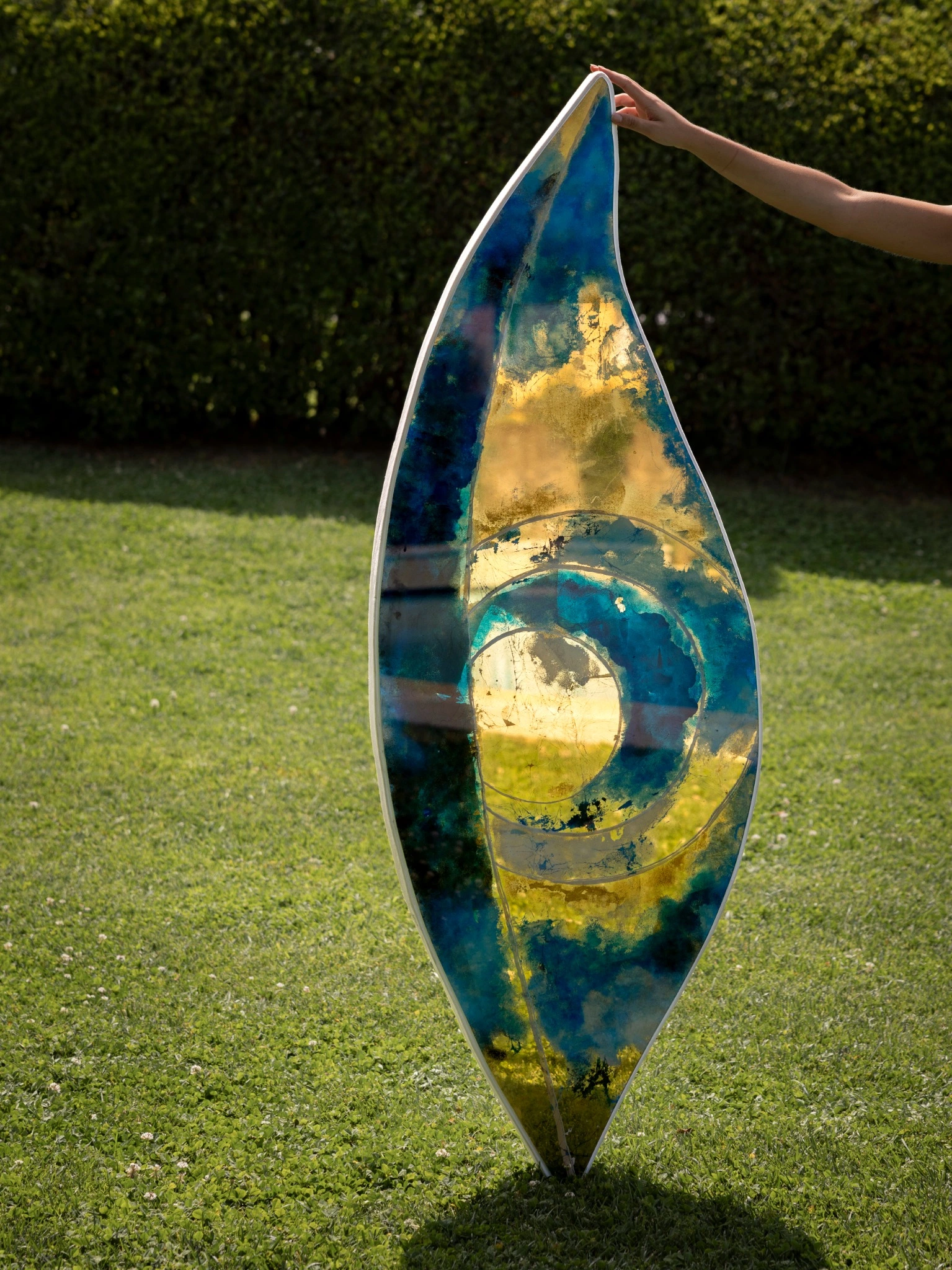 Fluid identity, opera in vetro con pigmenti blu e oro